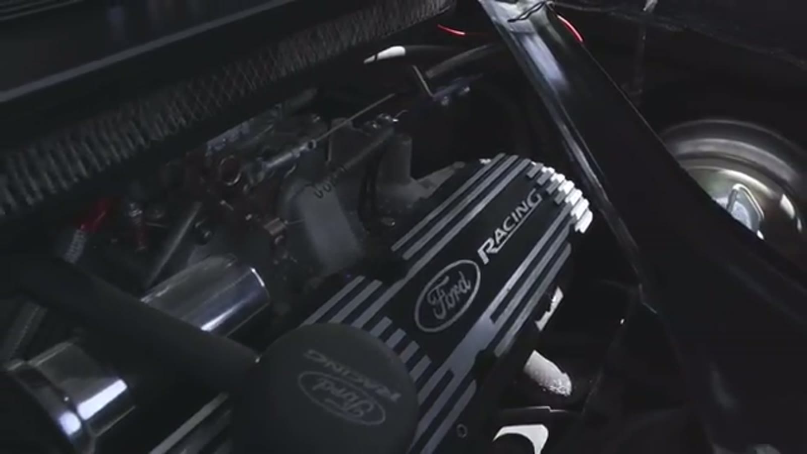 Motorruimte van de Ford Mustang met zwarte Ford Racing kleppendeksels op de 351 Windsor V8